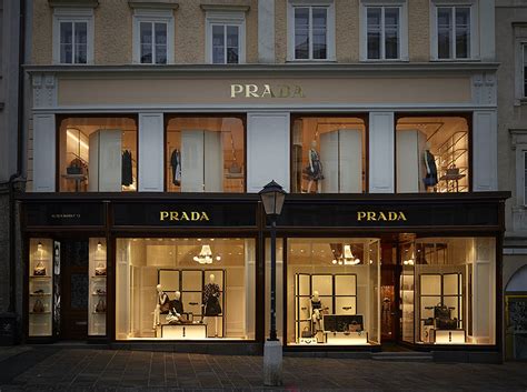 Prada eröffnet Shop in Salzburg .